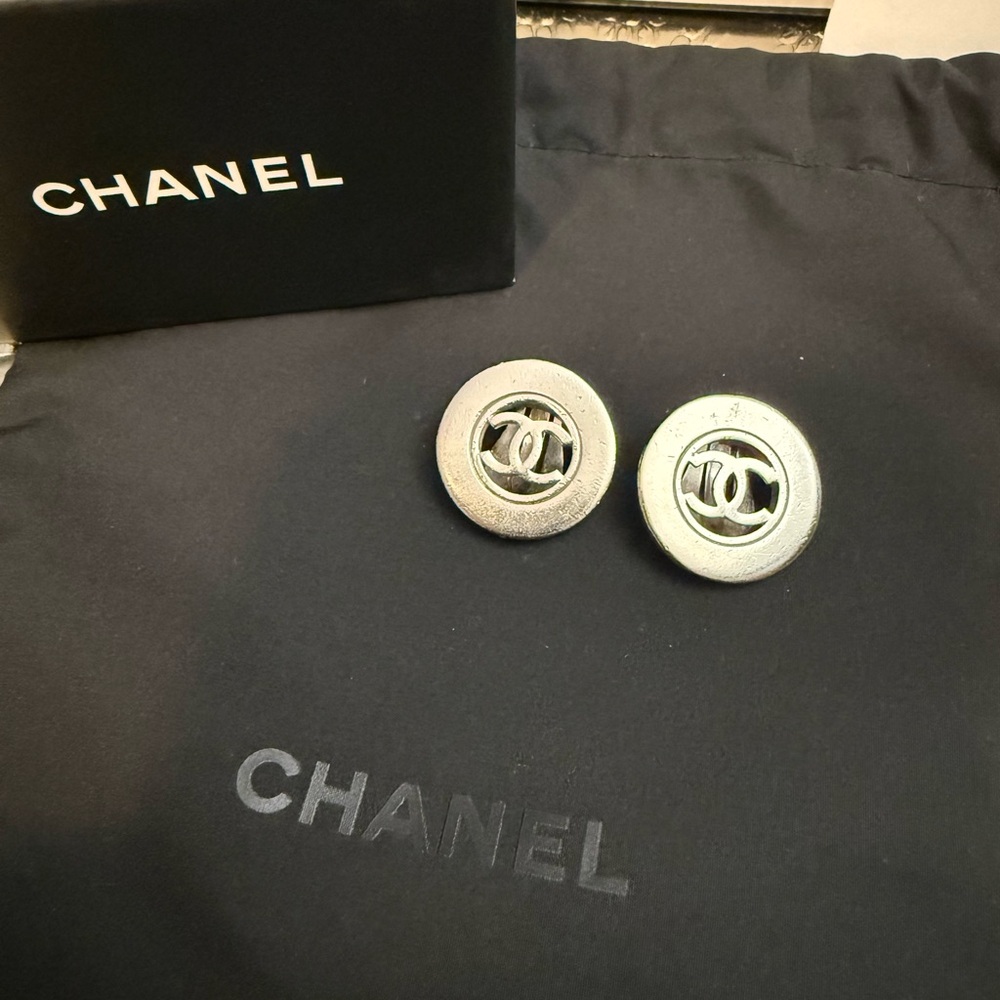 Vintage CHANEL Silver tone CC Clip-On Earrings - Picture 2 of 3